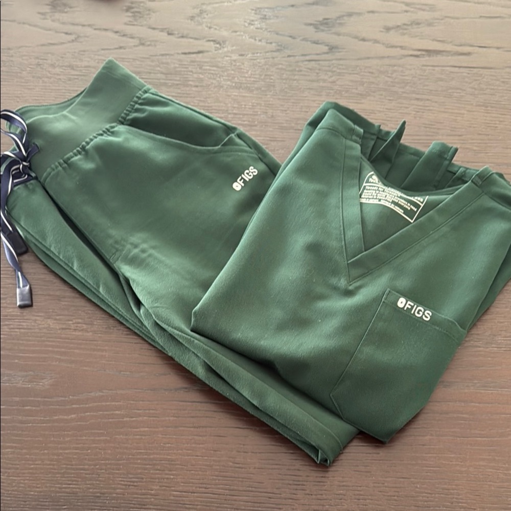 Figs Green Scrub Set Xxs jogger pants with Xxs one pocket scrub top